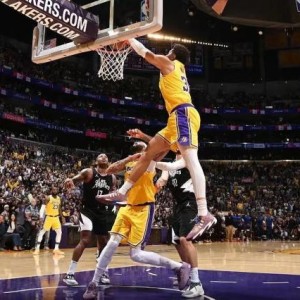 必发下载-制胜补扣展现价值！底薪伍德成湖人赛季最佳引援